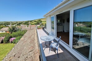 Outdoor dining - Croft House  -  a house  that sleeps 10 guests  in 5 bedrooms (Croyde Braunton)