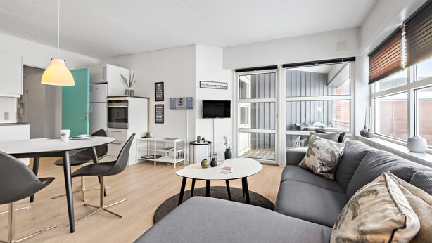 Un appartamento moderno con zona pranzo, cucina e soggiorno.
