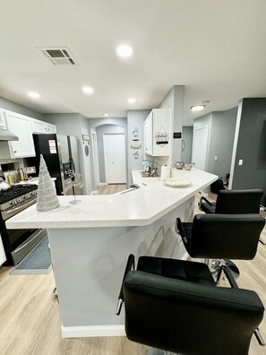 Kjøleskap, mikrobølgeovn, ovn og kokeplater