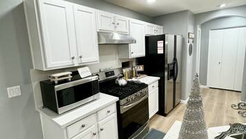 KylskÄp, mikrovÄgsugn, ugn och spishÀll