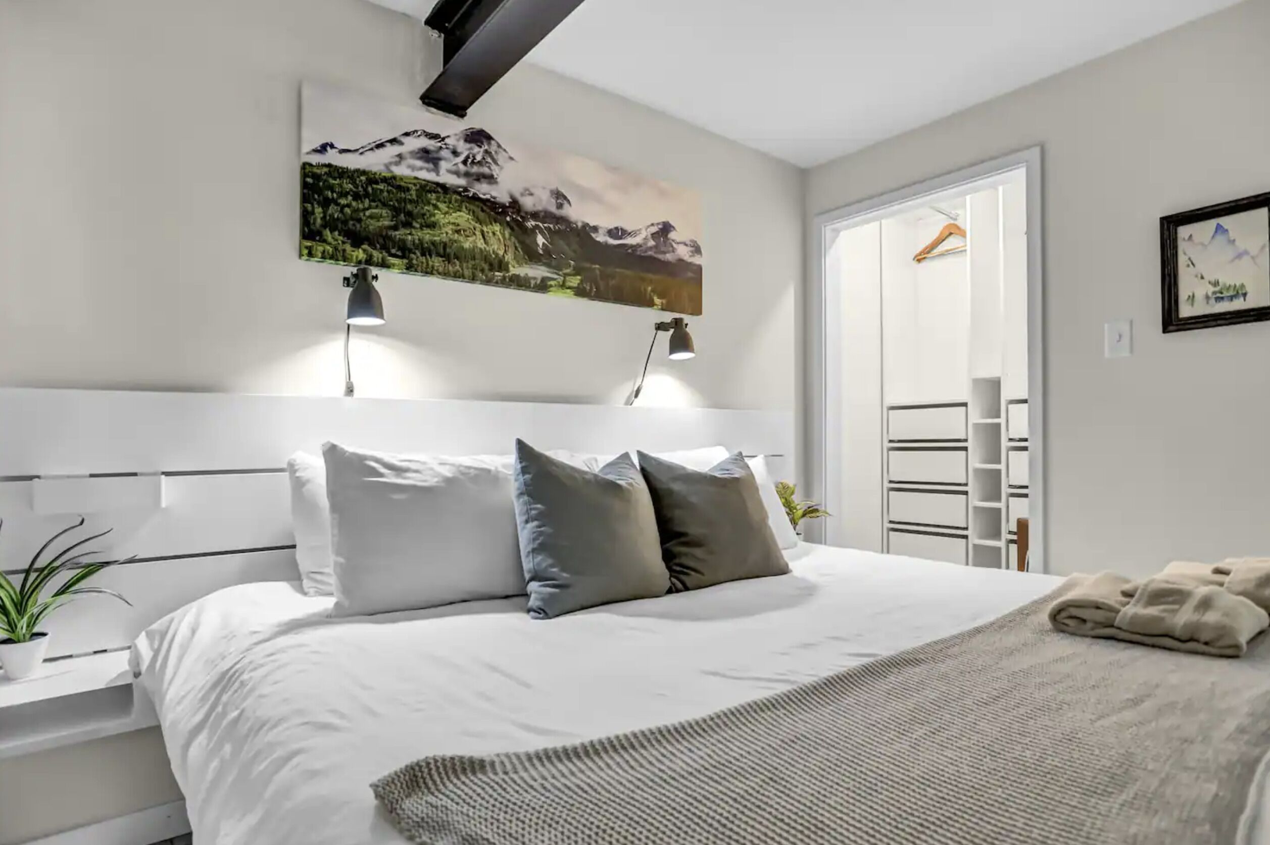 2 bedrooms, desk, iron/ironing board, travel crib