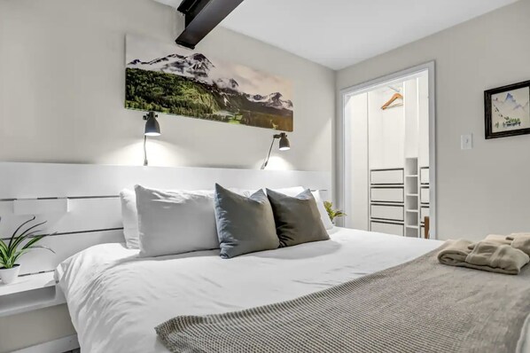 2 habitaciones, escritorio y tabla de planchar con plancha 