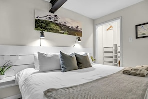 2 dormitorios, escritorio, tabla de planchar con plancha y cuna de viaje