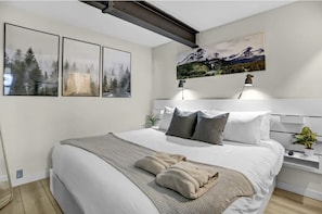 2 habitaciones, escritorio y tabla de planchar con plancha 