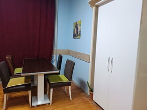Gemeinsamer Schlafsaal, Mehrere Betten | Individuell dekoriert, laptopgeeigneter Arbeitsplatz, kostenloses WLAN