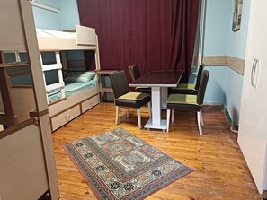 Phòng tập thể, nhiều giường | Trang trí khác biệt, khu vực làm việc phù hợp cho laptop 