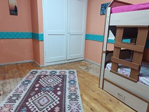 Business Shared Dormitory | Individually decorated, laptop workspace, free WiFi, bed sheets - Ermita Hostel  (Izmir)