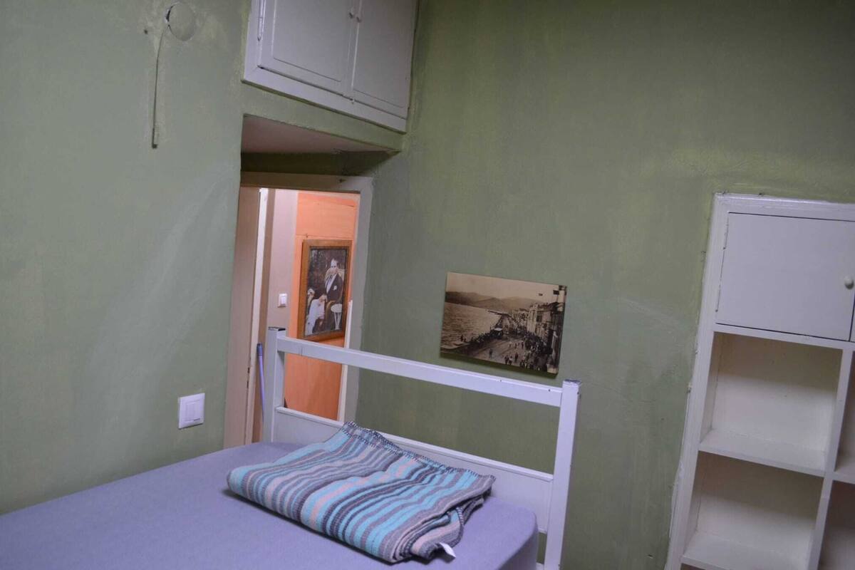 Business Shared Dormitory, 1 Bedroom, Courtyard View | Laptop workspace, WiFi (free), individually decorated, bed sheets
