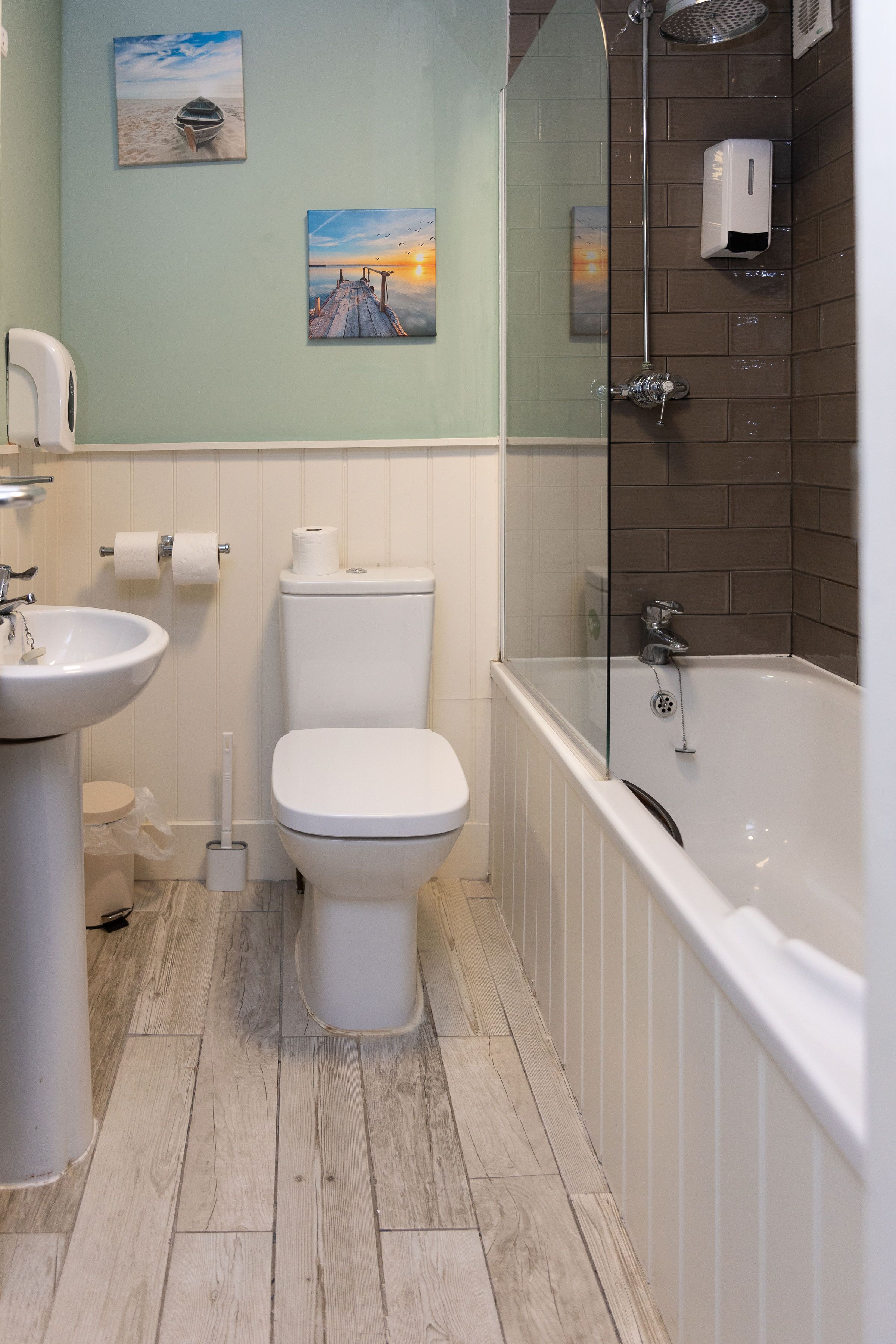 Un baño con inodoro, lavamanos y bañera.
