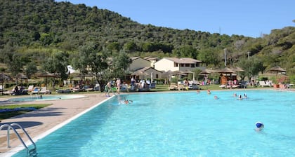 Apartamento vacacional con piscina y aire acondicionado