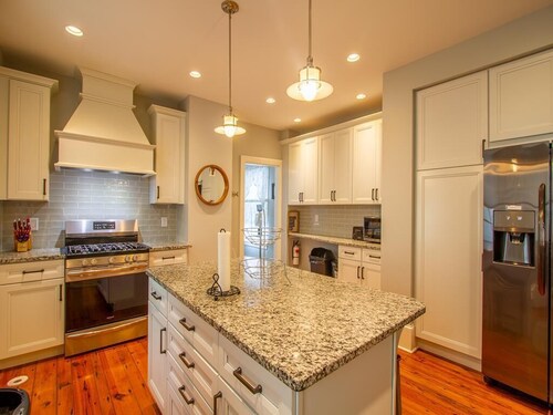 Half Block to Beach, Parking, A/C, Linens Included