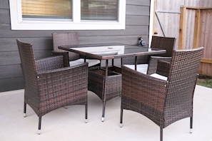 Outdoor dining - Fly-In Convenience: Cozy Home minutes from IAH (Spring)