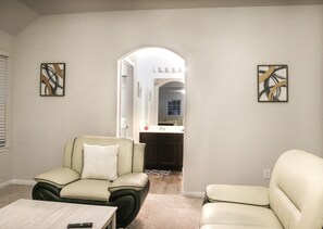 Interior - Fly-In Convenience: Cozy Home minutes from IAH (Spring)