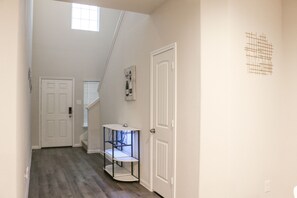 Interior - Fly-In Convenience: Cozy Home minutes from IAH (Spring)