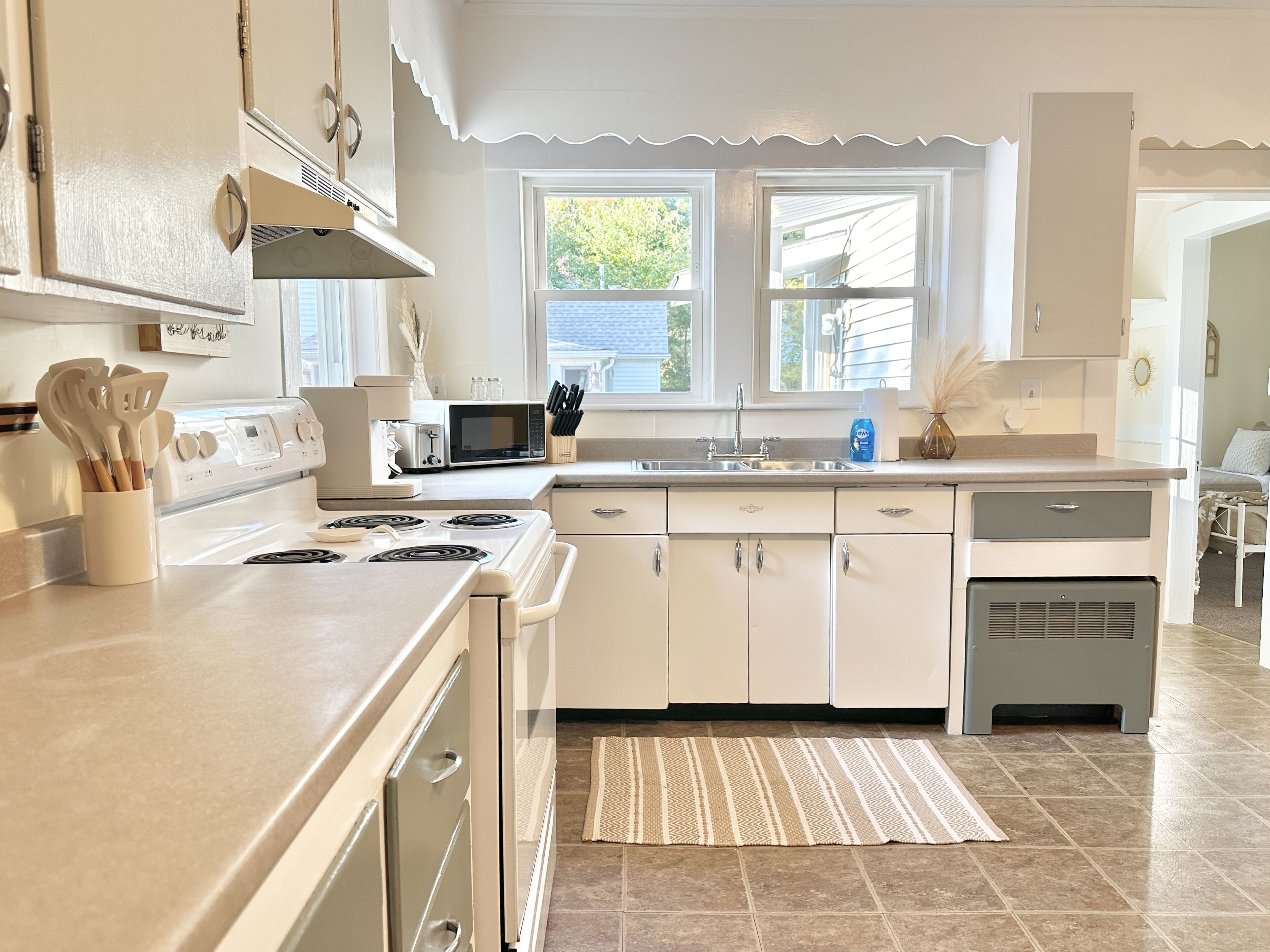 Large, Clean, Modern Minimalist Downtown Apartment!