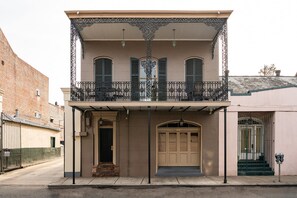 Exterior - The Manor on St. Philip (New Orleans)