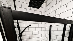 Bathroom - The White Hart (King's Lynn)