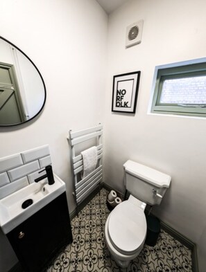 Bathroom - The White Hart (King's Lynn)