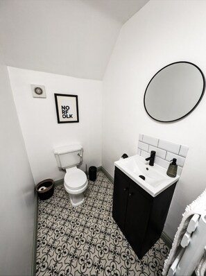 Bathroom - The White Hart (King's Lynn)