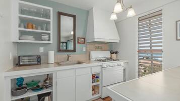 Condo, 1 King Bed (Kona Mansions#309) | Private kitchen | Oven, toaster, paper towels