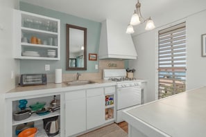 Condo, 1 cama King size (Kona Mansions#309) | Cocina privada | Horno, tostadora y toallas de papel