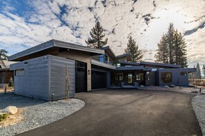 Exterior - Fairway Vistas - Lux New Build in Gray's Crossing with Private Hot Tub, Gym and Media Room (Truckee)