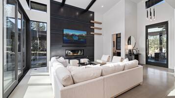 TV connectée, cheminée, espaces bureaux