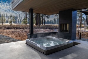 Bañera de hidromasaje al aire libre