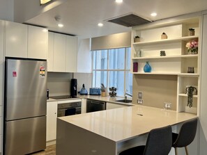 Frigorífico, microondas, horno y placa de cocina