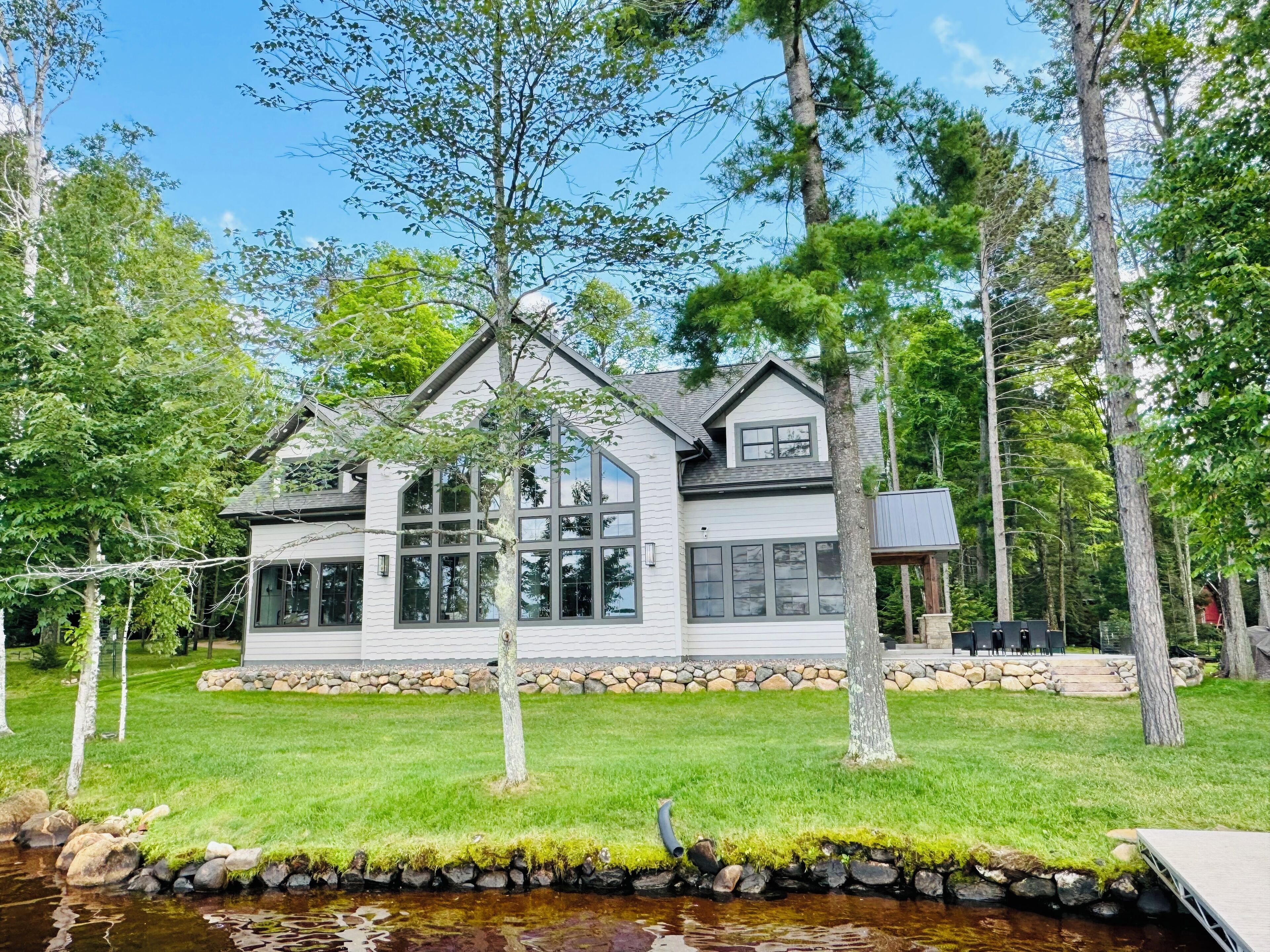 Spacious new lake home on world's largest chain of lakes, golf course, trails