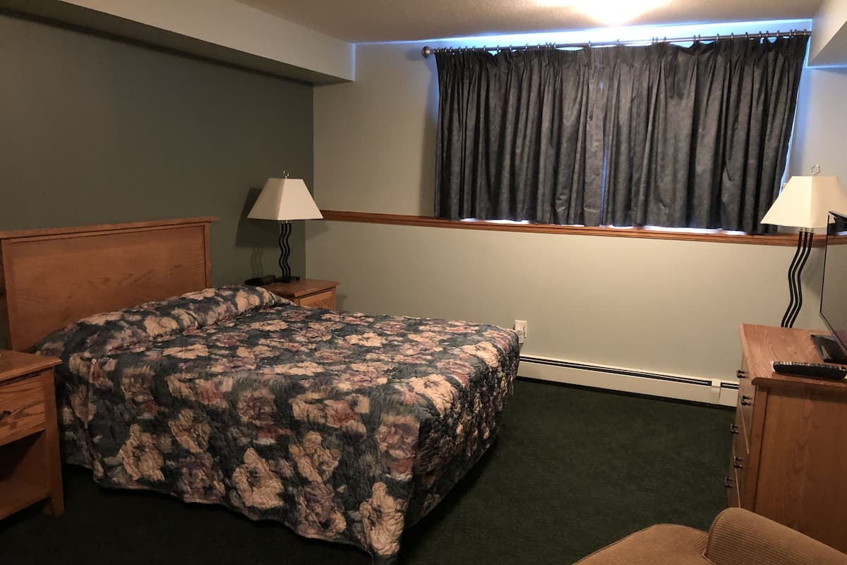 2 bedrooms, iron/ironing board