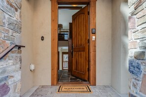 المنشأة من الداخل