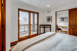 3 bedrooms, desk, WiFi, bed sheets