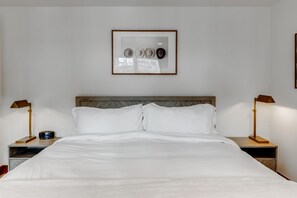 3 bedrooms, desk, WiFi, bed sheets