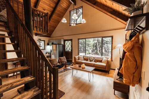 Fern Grove Cabin - Riverfront, Mountain views, Hot tub, Fire pit, Pet-friendly