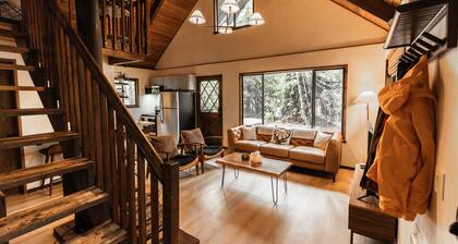 Fern Grove Cabin - Riverfront, Mountain views, Hot tub, Fire pit, Pet-friendly