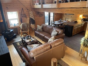 Smart TV, chimenea, reproductor de DVD y tenis de mesa 