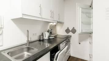 Een koelkast, een magnetron, een oven, een kookplaat