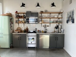 冰箱、微波炉、烤箱、炉灶