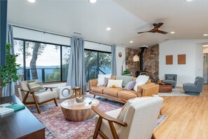 TV, fireplace, ping pong - Vista Haven with stunning views/hot tub/mini golf! (Oakhurst)