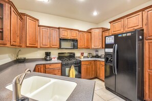 ثلاجة، ميكروويف، فرن، موقد طهي مسطح