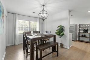 Dining - Deluxe Stay-3mi to FSU, 4.5mi to Capitol-FAMU (Tallahassee)