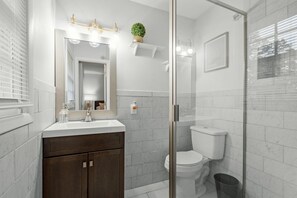Een douche, een haardroger, handdoeken, zeep