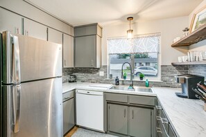 Réfrigérateur, micro-ondes, plaque de cuisson, lave-vaisselle