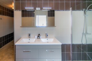 Douche, serviettes fournies