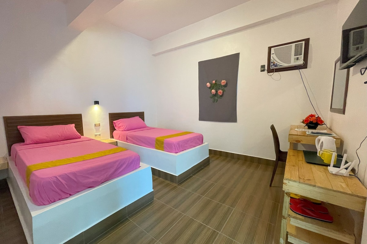 Deluxe Twin Room | Desk, rollaway beds, free WiFi, bed sheets