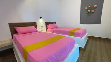 Deluxe Twin Room | Desk, rollaway beds, free WiFi, bed sheets