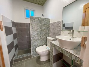 Deluxe-Zweibettzimmer | Badezimmer | Dusche, Regendusche, kostenlose Toilettenartikel, Hausschuhe
