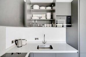 Geladeira, micro-ondas, fogão, lava-louças