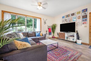 Smart TV, books - The Blue Llama | Pets OK | Llama Loft | Fire Pit | Fenced Yard | Off Nelson 151 (Nellysford)